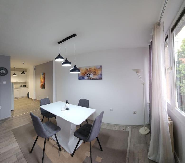 Apartment Center Wfree P